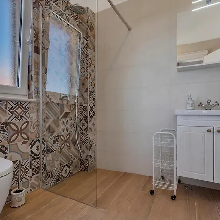 New! Milan's House With Pool, Mediterranean Макарська