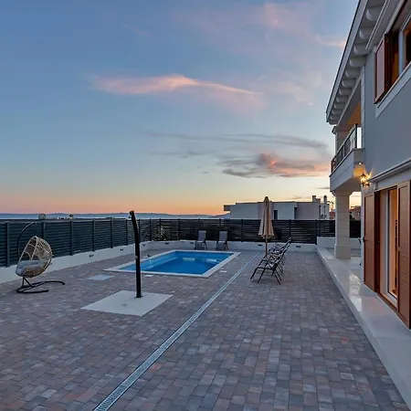 New! Milan's House With Pool, Mediterranean * 马卡尔斯卡