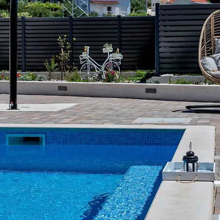Βίλα Milan's House With Pool, Mediterranean