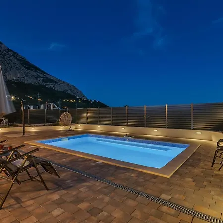 Milan's House With Pool, Mediterranean Μακάρσκα