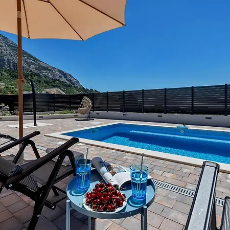 Milan's House With Pool, Mediterranean