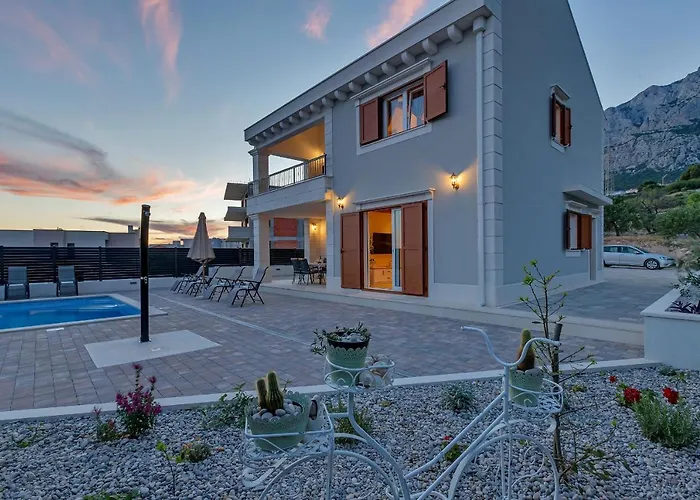 New! Milan's House With Pool, Mediterranean Макарська